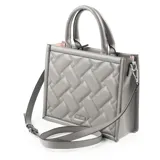 Cartera tipo tote color gris con diseño acolchado en símil cuero. Tiene acceso con cierre, asas fijas y correa regulable extraíble. El interior está forrado en tela de algodón y poliéster y cuenta con un bolsillo con cierre y dos abiertos.