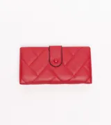 Billetera de mujer color rojo, con diseño acolchado en patrón de espiga y cierre a presión.