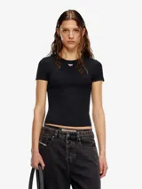 Camiseta de mujer Diesel de manga corta, corte ajustado y color negro. Presenta un pequeño logo bordado en el pecho con el icónico diseño de la marca en rojo y blanco.
