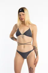 Top de bikini triangular color gris con textura de piel de serpiente, forrado y sin relleno. Se ata al cuello y a la espalda con tiras finas.