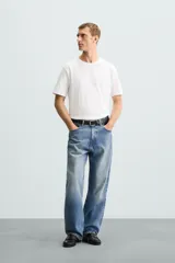 Remera color arena de corte recto, cuello redondo y mangas cortas.