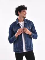 Campera de jean azul con cuello clásico, cierre frontal con botones metálicos, bolsillos con solapa abotonada en el pecho y bolsillos laterales.