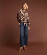 Pantalón de jean de corte recto con cintura alta, color azul oscuro, con bolsillos delanteros y traseros. Se ajusta a la cintura con cinturón de cuero marrón.
