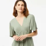 Vestido corto verde con escote en V y mangas cortas acampanadas.
