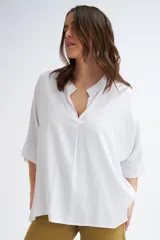 Blusa blanca de corte holgado con escote en V y mangas 3/4.