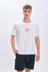 Remera blanca de manga corta con cuello redondo y estampado rojo en el pecho con la leyenda "Hunting the waves" y un diseño de surfistas.