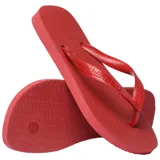 Ojotas Havaianas Top color blanco, con suela texturizada y tiras con diseño en relieve y logo de la marca.
