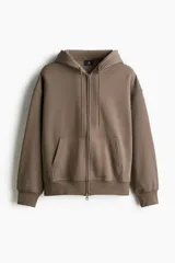 Campera con capucha color marrón topo, corte oversized, con cierre frontal, bolsillos tipo canguro, puños y bajo acanalados.