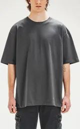 Remerón gris carbón de corte extra oversize, hombros caídos y cuello redondo de rib.