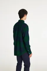 Camisa a cuadros azul y verde con dos bolsillos frontales con botón.