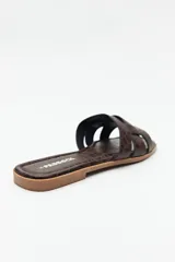 Sandalias bajas color marrón con capellada entrelazada.