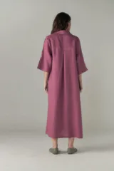 Vestido largo color beige de lino, con cuello camisero, media cartera con un botón, mangas 3/4 con tajos y bolsillos laterales.