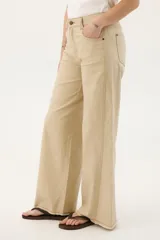 Pantalón de jean acampanado color caramelo con cintura alta y cinturón marrón con tachas.