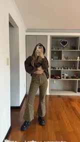 Pantalón acampanado con estampado de cuadros marrones y negros.