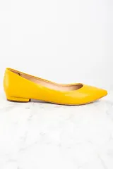 Zapato chatito de cuero color mostaza, con punta fina y pequeño taco cuadrado.