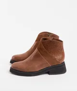 Botín de cuero negro con detalle de cuero texturizado en el talón y tira de gamuza en el lateral. Tiene cierre en el lateral interno y suela de goma.