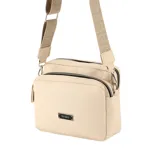 Bandolera color beige con dos compartimentos con cierre y correa de tela regulable con el logo de la marca.