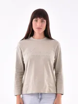 Remera blanca de manga larga con estampa rectangular dorada con diseño animal print y texto 'Fearless, fierce & fabulous'.