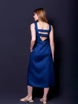 Vestido midi azul de lino, corte recto, con escote en V y tajo lateral.