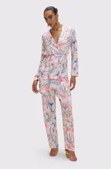 Conjunto de dos piezas con estampado floral en tonos pastel, compuesto por un blazer cruzado con lazo en la cintura y pantalón de calce fluido.