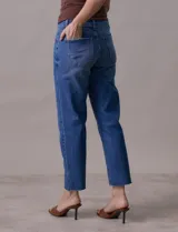 Pantalón de jean de tiro alto, pierna recta y corte a la altura del tobillo.