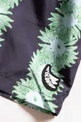 Short de baño negro con estampado de flores verdes y celestes, cintura elástica con cordón regulable, bolsillos laterales y trasero con cierre, suspensor de malla fina hipoalergénico.