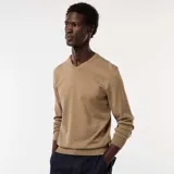 Sweater marrón claro de punto liso, con cuello en V y mangas largas.