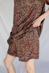 Top unisex estampado floral, de corte holgado y mangas cortas.