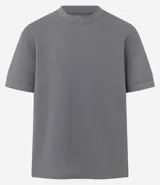 Remera color crema de corte amplio, con cuello redondo y mangas cortas con sisa desplazada. Confeccionada en algodón y poliéster.