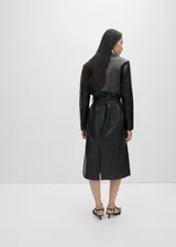 Abrigo midi negro de piel ovina, con cuello de solapa, diseño cruzado, trabillas y cinturón en la cintura.