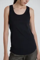 Top de corte ajustado color negro, con diseño sin mangas y escote redondeado.