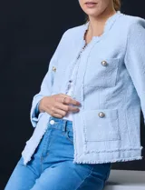 Chaqueta de tweed color beige, marca Nanette. Tiene cuello a la base, abertura central, bolsillos delanteros, puños con botones perlados, terminación desflecada y forro interno.