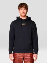 Buzo negro con capucha, de corte clásico, con cordones ajustables y bolsillo tipo canguro. Logotipo de Mountain Hardwear bordado en color amarillo en el centro del pecho.