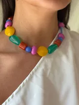 Collar corto con cuentas de cristal checo y acrílico de colores: rojo, azul, amarillo, verde y fucsia. Se cierra con cadena de acero quirúrgico y ganchito para regular el largo.