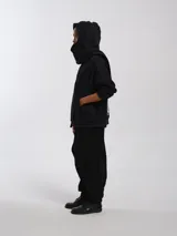 Buzo hoodie oversize de felpa de algodón color gris, con capucha y bufanda integrada que envuelve el cuello. Presenta cierre frontal y bolsillos canguro.