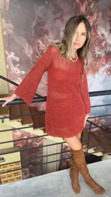 Minivestido tejido de algodón color terracota, con mangas acampanadas y estructura de red con cierta transparencia. Incluye forro desmontable de jersey.