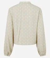 Camisa de viscosa color amarillo pálido con estampado de follaje, cuello mao, cierre frontal con botones y mangas largas con puños ajustados.