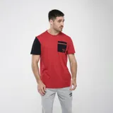 Remera de manga corta color rojo, con cuello a la base y bolsillo en el pecho con estampa.