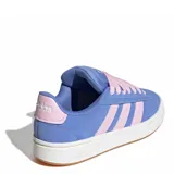 Championes urbanos Adidas Grand Court Alpha, color azul con detalles en rosa y suela blanca.