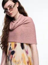 Chal color rosa de tejido liviano con brillo sutil y pequeñas lentejuelas al tono.