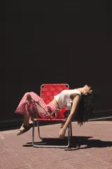 Pantalón midi con estampado de cuadrillé rojo y blanco, con aberturas laterales que se ajustan con lazos.