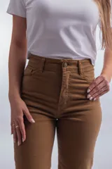 Pantalón de jean blanco de corte recto y tiro alto, con costuras a la vista en color crudo.