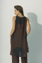 Blusa marrón con estampado de lunares negros grandes, sin mangas y corte recto.