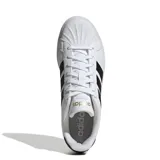Championes Adidas Streettalk blancos con las tres tiras laterales en negro y logo dorado en la lengüeta.