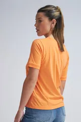 Camiseta de algodón blanco con puños ribeteados, de fit ajustado.