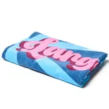 Toalla de playa con rayas horizontales en tonos celeste y azul, con inscripción "Young" en color rosa.