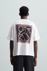 Camiseta blanca de corte relaxed fit, cuello redondo y manga corta. Presenta un estampado con textura combinada a contraste en la espalda.