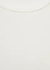 Remera blanca de algodón con cuello redondo y mangas cortas.