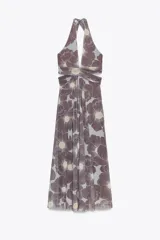 Vestido largo de tul con estampado floral en tonos marrón y celeste, cuello halter con lazada, escote pico cruzado, aberturas laterales en la cintura, frunces en la falda y forro interior.
