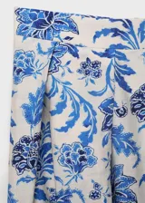 Falda larga con estampado floral en tonos azules y blancos, detalle de pliegues y cierre lateral con cremallera.